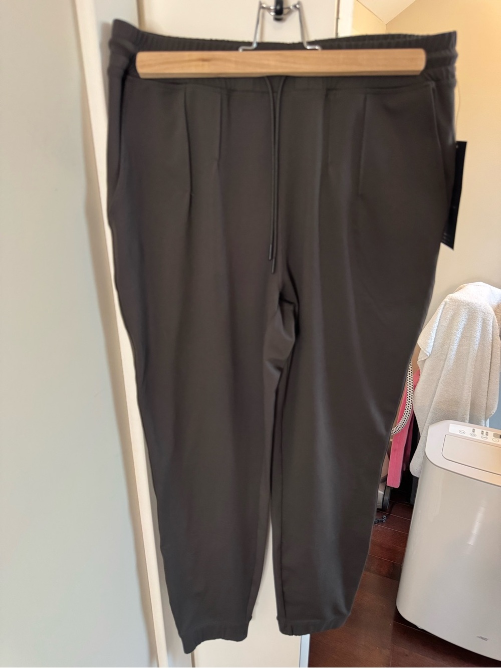 Women’s NWT Dark Olive h/r pin tuck Drawstring Jogger Pants/size small